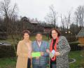 Bild: gi
Elisabeth Schieder (links) und Angelika Hierold haben 500 Euro Spende an Gönner und Förderer Bruno Friedl für die Aktion der Johanniter-Weihnachtstrucker überreicht.