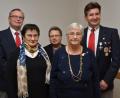 Bild: dob
Wally Zwick (Zweite von rechts) gehört seit 60 Jahren der BRK-Bereitschaft Vohenstrauß an. Alle ihre Verdienste aufzuzählen, wäre unmöglich. Hartmut Ordnung, Maria Dobmayer und Sandro Galitzdörfer (hinten, von links) würdigen die BRK-Institution. Auch Marga Kleber (Zweite von links) erhält eine Auszeichnung.
