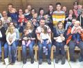 Bild: no
Die Eltern mit ihren Neugeborenen im Feuerwehrhaus, gemeinsam mit den beiden Bürgermeistern Dieter Dehling (hinten, Dritter von rechts, verdeckt) und Benjamin Hiltl.(hinten Zweiter von rechts).