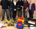 Bild: no
Elternbeirat und Förderverein leeren in der Kita St. Vitus einen Sack voll Spielsachen aus. Von links bei der Übergabe Benjamin Günsche, Andreas Fuchs, Sabrina Stippe, Sabrina Bauer, Regine Pesold und Petra Luber.