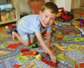 Bild: san
Eine Kleinstadt auf dem Spieleteppich im Wohnzimmer: Basti ist überglücklich, dass er wieder daheim ist.