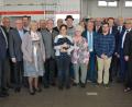 Bild: jr
Über 200 geladene Gäste waren am Freitagvormittag ins Feuerwehrgerätehaus nach Konnersreuth gekommen, um mit Bürgermeister Max Bindl gemeinsam den 60. Geburtstag zu feiern. Mit dabei waren (von links) 2. Bürgermeister Reinhard Wurm, Karl Haberkorn, Ernst Neumann, Andreas Malzer, Gattin Helga, Michael Hamann, Jubilar Max Bindl, Ehrenbürger Pfarrer Anton Vogl, Tochter Christina mit Enkel Henri, Sohn Andreas, Mutter Anna, Gisela Kastner, Toni Dutz, Klaus Meyer, Schwiegersohn Martin, Stefan Grillmeier, Landrat Wolfgang Lippert, Stefan Göcking und Pater Benedikt Leitmayr.