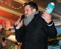 Bild: Stephan Huber
Andreas Diehl (vorne) und Fabian Wendl bringen bei der ersten Christbaumversteigerung so einiges unter den Hammer - alles für den guten Zweck.