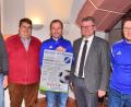 Bild: no
Bei der Präsentation des Plakates: (von links) Harald Janker (Hallenmasters Team), Florian Roth (Hallenmasters Team), 1. Bürgermeister Gemeinde Illschwang Dieter Dehling, 1.Vorsitzender des SVI Martin Luber, 1. Bürgermeister Sulzbach-Rosenberg Michael Göth, Holger Kellner (Hallenmasters Team).