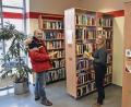 Bild: oy
Karina Weiß und Martin Franitza von der Interessengemeinschaft Freunde Rosenbergs sehen im öffentlichen Bücherschrank eine echte Erfolgsgeschichte.