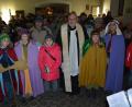 Bild: jr
So viele Besucher (Hintergrund) wie noch nie nahmen an der Wanderung zur Andacht in der Gommelbergkapelle auf dem Hausberg der Pleußener teil. Stadtpfarrer Anton Witt und die Sternsinger begrüßten die Wanderer.