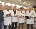 Bild: es
Die Preisrichter Josef Franz aus Kotzenbach, Josef Schießl aus Hundzell bei Kötzting, Dieter Korzendorfer aus Grundlitz und Anton Endler aus Mehlmeisel (von rechts) sind am Sonntagvormittag voll es Lobes über die züchterischen Leistungen. Ganz besonders freut das Vorsitzenden Johann Putzer (links).