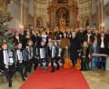 Bild: enz
Die Mitwirkenden des Weihnachtskonzertes: 1. Akkordeonorchester Waldsassen (links), Das Neualbenreuther Zwio Monika Kunz und Franz Danhauser (Mitte), die Neualbenreuther Saitn-Musik (rechts sowie der Männergesangsverein und die Blaskapelle Ernestgrün im Hintergrund mit Bürgermeister Klaus Meyer (ganz links hinten)