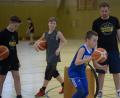 Bild: ref
Trainer Michael Holtschulte (rechts) bringt den Kids Basketball bei.