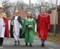 Bild: Petra Hartl
Sie haben diesmal einen weiten Weg als Sternsinger vor sich: Moritz Riedl und Lisa Brunner aus Rothenstadt sowie Leonie Winterl und Max Herrmann aus Etzenricht (von links) reisen zur Bundeskanzlerin nach Berlin.