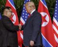 Bild: Evan Vucci/AP/dpa
Das Treffen im Juni 2018 in Singapur hat Kim Jong Un (links) aus der internationalen Isolation befreit. Dank Trump ist der nordkoreanische Machthaber nun in einer Situation, in der er den USA drohen kann - und ihn viele im Recht sehen.