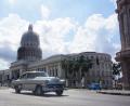 Bild: jut
Ein weißer Chevrolet rollt über eine Straße von Havanna. Im Hintergrund steht das berühmte Capitolio, das zwei Meter höher ist wie das Vorbild in Washington.