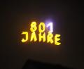 Bild: dl
Pünktlich zum Jahreswechsel änderte sich die Leuchtreklame am Burgturm in "801 Jahre".