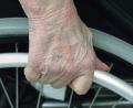Bild: Patrick Pleul/dpa
Nur ein möglicher Grund, das reguläre Renteneintrittsalter nicht zu erreichen: Eine Frau bewegt mit der Hand ihren Rollstuhl.