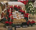 Bild: bph
Zeichenhaft wurde die Schatzkiste 2018 vor die Krippe, vor Gott gestellt - in seine Hände zurückgegeben. Daneben eine neue Schatzkisten: "Scheinbar leer, doch gefüllt mit ZEIT, HOFFNUNG, ZUVERSICHT, KRAFT, MUT. Das alles sind Dinge, die uns so oft ausgehen, und die wir doch aus eigener Kraft nicht einfach machen können. Christus schenkt sie uns", so Stadtpfarrer Lorenz.