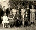 Bild: le
Josef Lehner mit seiner Frau Paula und seinen zehn Kindern. Sitzend von links: Liesbeth (geboren 1942 ), Mutter Paula, Josef Lehner, Alfons (1939). Stehend von links: Hans (1927 ), Emmi, Fred (1932 ), Lotte ( 125 ) Ludwig (1933 ), Hermine, Lothar und Rosa (1936 ).
