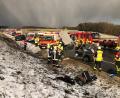 Bild: Alexander Auer
Die Feuerwehr muss zwei Erwachsene und zwei Kinder mit schwerem Gerät aus dem Auto befreien.