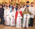 Bild: no
Beim Neujahrshochamt sendet die Pfarrei St. Vitus die Sternsinger aus. Zweite von links Ministrantenbetreuerin Veronika Falk; Zweiter von rechts Pfarrer Markus Priwratzky.