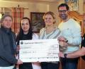 Bild: lst
„Just friends“ übergeben 1000 Euro an Karolina (von links): Stefan Ott, Stefanie Sperrer, Tina Kiener, Ralf Kiener und Marcus Fritsch.