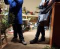 Bild: hzi
Jens Dahl und Felix Schraml in Aktion zu Beginn der Christbaumversteigerung.
