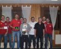 Bild: gi
Der Vorstand des Bayern-Fanclubs gratuliert den Siegern des Spickerturniers im Vereinslokal "Zum Michldamer".
