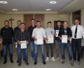 Bild: mnt
TSV-Vorsitzender Hans Hutzler (rechts) und Abteilungsleiter Gerhard Baier (links) ehrten die langjährigen Mitglieder (ab Zweitem von links) Helmut Wagner, Alfred Frischmann, Volker Schmidt, Johann Mehltretter, Lukas Groß, Tim Fleischmann und Sebastian Hutzler.