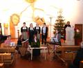 Bild: fvo
Zum Gelingen der "staaden Stund tragen bei (von links): Rainer W. Ungermann am Bass,
(vordere Reihe) Bastian Bäumler (Gitarre), Sabine Pschibl (Diatonische), Agnes Frischholz (Zither), Andrea Zellner-Vitzthum (Hackbrett) sowie (hintere Reihe von links) Andrea Götz (Sopran), Steffi Daubenmerkl (Mezzo-Sopran), Doris Völkl (Altstimme), Organistin Marina Daubenmerkl und Sprecherin Doris Vitzthum.