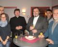 Bild: sck
„Prosit Neujahr“ sagen als Gastgeber des Empfangs (von links) Pfarrgemeinderat Uwe Fischer, Kirchenpfleger Norbert Grillenbeck, Oberministrantin Michaela Fischer, Dekan Pater Markus Flasinski, Diakon Franz-Josef Reck, Pfarrgemeinderat Erwin Holl und Pfarrgemeinderatsvorsitzender Johann Lindner.