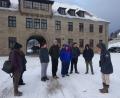 Bild: wrm
Schüler des Berufsvorbereitungsjahres Elektrotechnik bei der Führung über das Gelände der Gedenkstätte in Flossenbürg. Die Lehrkräfte Johanna Rosner (links) und Miriam Sperber begleiteten die Gruppe.