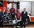 Bild: egl
Bürgermeister Roland Strehl links) übergibt den neuen hydraulischen Rettungssatz der Feuerwehr Haselmühl an Kreisbrandmeister Armin Daubenmerkl, stellvertretenden Kommandant Rudi Schüller, Kommandant Michael Reindl und Kreisbrandinspektor Hubert Blödt.