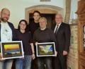 Bild: exb
Die Sieger des Fotowettbewerbes "Rawetzer Kostbarkeiten" werden im Meisterhaus prämiert. Von links nach rechts: Mike Keller, Christin Weimbs, Markus Grund, Jürgen Mayer, Oberbürgermeister Oliver Weigel.