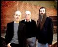 Bild: exb
Das „New Standard Trio“ mit Bobby Previte (Schlagzeug), Steve Swallow (Bassgitarre) und Jamie Saft (Piano) ist auf den großen Bühnen der Welt unterwegs. Im intimen Ambiente eines kleinen Clubs gewinnt ihre Musik neue Dimensionen. Am 27. April gastieren sie beim Jazz-Zirkel.