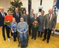 Bild: ibj
Den erfolgreichen Sportlern (vorne), Heimatpfleger Ludwig Graf (vierter von rechts) und Kirchenpfleger Konrad Huber (sechster von rechts) gratulierten und dankten Bürgermeister Bernhard Lindner (links), 3. Bürgermeisterin Evi Höllerer (vierte von links) sowie 2. Bürgermeister und HKA-Vorsitzender Georg Götz und AOVE-Geschäftsführerin Waltraud Lobenhofer (von rechts).