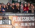 Bild: flt
Die Feuerwehr Plößberg lud die gesamte Plößberger Bevölkerung zur Silvesterparty ein. Die Festdamen mit dem Vorsitzenden Florian Trißl (ab 7. von links), Festleiter Reinald Roderer und der Festbraut Corinna Gleißner feierten gebührend ins Festjahr.