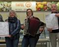 Bild: Dobmeier
Zum zweiten Benefizkonzert am Drei-Königs-Tag spielt das Akkordeon-Orchester Weiden bei der Tafel Weiden-Neustadt. Vorsitzende Karin Dittrich (Zweite von links) und zweite Musikleiterin Kerstin Melischko versprechen ein buntes Musikprogramm mit Texten von Wolfgang Göldner (links). Tafel-Vorsitzender Josef Gebhardt freut sich auf viel Gäste.