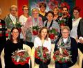 Bild: R. Kreuzer
Hilde Zebisch (links) und Silvia Zeitler (5. von links, stehend) ehren langjährige und ausgeschiedene Mitarbeiter des AWO-Seniorenheims Franz Zebisch und ehrenamtliche Kräfte.