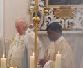 Bild: gz
Pfarrer Erwin Bauer zelebriert mit Pfarrvikar Bivin den Jahresschlussgottesdienst.