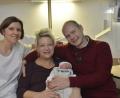 Bild:  Karin Wilck
André Gallersdörfer ist das erste Baby des Jahres 2019 im Weidener Klinikum. Über den keinen Mann freuen sich Cornelia und Thomas Gallersdörfer sowie Hebamme Melanie Sanner.