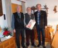 Bild: exb
Helmut Ruhland (links) und Norbert Dineiger gratulieren Jubilar Dieter Schunck (Mitte) mit einem Buch über die „Geschichte der Eisenbahn“.