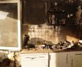 Bild: arw
Rus und Asche: Die Küche in der Wohnung des Mehrfamilienhauses, in der das Feuer ausgebrochen war, ist von den Flammen gezeichnet.