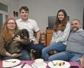 Bild: Petra Hartl
Dackel "Benny" ist immer mit dabei, wenn Silvia, Eric, Jule und Marco Wenzl (von links) zwischen Südkorea und Deutschland hin- und herpendeln. In diesem Jahr verbrachten sie die Festtage erstmals im eigenen Haus in Marcos Heimatstadt Windischeschenbach. Anfang 2019 fliegen sie wieder nach Seoul, wo Marco an der deutschen Botschaft arbeitet.
