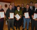 Bild: jr
Besonders geehrt wurden die Initiatoren der Wiedergründung vor über 60 Jahren. Mit dabei waren damals (mit Urkunden, von links) Adolf Schuller, German Malzer, Helga Haberkorn, Erich Schuller und Alois Malzer. Hinten von links Bürgermeister Johann Burger, Vorsitzender Eberhard Kirchner und Gauschützenmeister Manfred Zölch .
