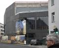 Bild: Petra Hartl
Die ersten Fenster sind drin. Und noch ist die Fassade der Stadtgalerie schwarz. Für die Sedanstraße und Teile der Goethestraße sind weiß schimmernde Keramikstelen versprochen.