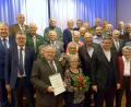 Bild: gac
Landrat Richard Reisinger (links), Bürgermeister Michael Göth (Zhweiter von links), Dekan Karlhermann Schötz (1. Reihe, Zweiter von rechts) und Ehrenvorsitzender Andreas Weber (1. Reihe links) gratulierten allen Jubilaren.