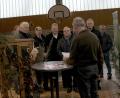 Bild: ds
Vorsitzender Jürgen Speigl freut sich über eine Reihe von Ehrengästen bei der 26. Kreisschau (von links: Veterinär Dr. Werner Pilz, der frühere Landtagsabgeordnete Reinhold Strobl, Sulzbach-Rosenbergs Dritter Bürgermeister Hans-Jürgen Reitzenstein, Landrat Richard Reisinger, Neukirchens Bürgermeister Winfried Franz, Landtagsabgeordneter Harald Schwartz.