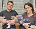 Bild: Karin Wilck
Die Drillingseltern Ilona und Matthias Fellner halten ihre gesunden Babies auf dem Arm. Jonas, Fabian und Sebastian (von links) kamen am Silvestertag im Klinikum auf die Welt. Die Drillingsmutter schwärmt von der Betreuung im Perinatalzentrum in der Kinderklinik in Weiden.