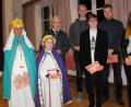 Bild: ld
Erfolgreiche Absolventen verschiedener Schularten erhielten von Bürgermeister ein Geschenk. Die beiden Klassenbesten, Maria und Theresa Panzer, gehören in diesem Jahr auch einer Gruppe der Sternsinger an.