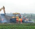Bild: lep
Hochbetrieb herrschte im neuen Baugebiet an der Burggruber Straße. Eine Reihe von Lastwagen mit dampfenden Teer standen für den Schwarzdeckeneinbau bereit. Die Firma Markgraf aus Bayreuth verarbeitete 580 Tonnen für den Einbau der Tragschicht.