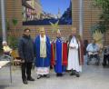 Bild: jzk
„Jesus ist bei uns auf Erden, dass wir alle glücklich werden“ wünschen Pater Joseph, Guntram Lauber, Rita Ponnath und Anton Schinner (von links) den Bewohnern im Seniorenzentrum Haus Falkenstein.