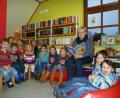 Bild: Portner
Lesepatin Tanja Rebl-Lang begeisterte die Kinder in der Oberviechtacher Stadtbibliothek mit einer lustigen Geschichte über echte Freundschaft.